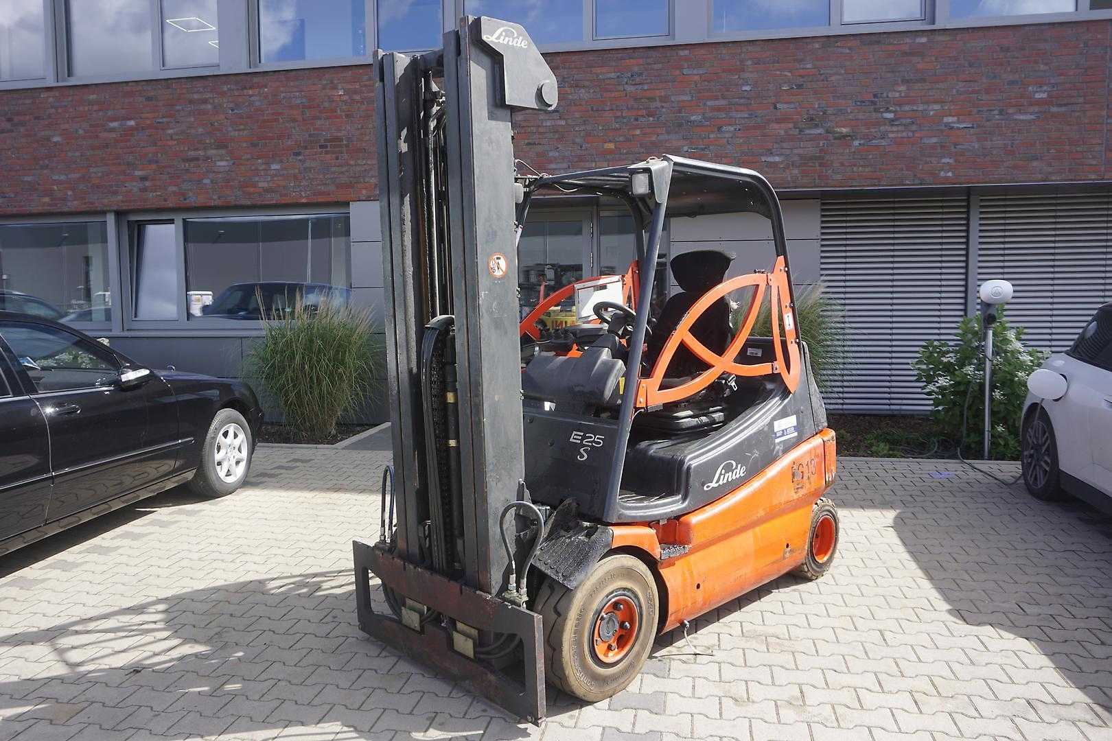 Használt targonca LINDE E 25-03 - Triplex ELEKTRO VIERRADFRONTSTAPLER (13053896)