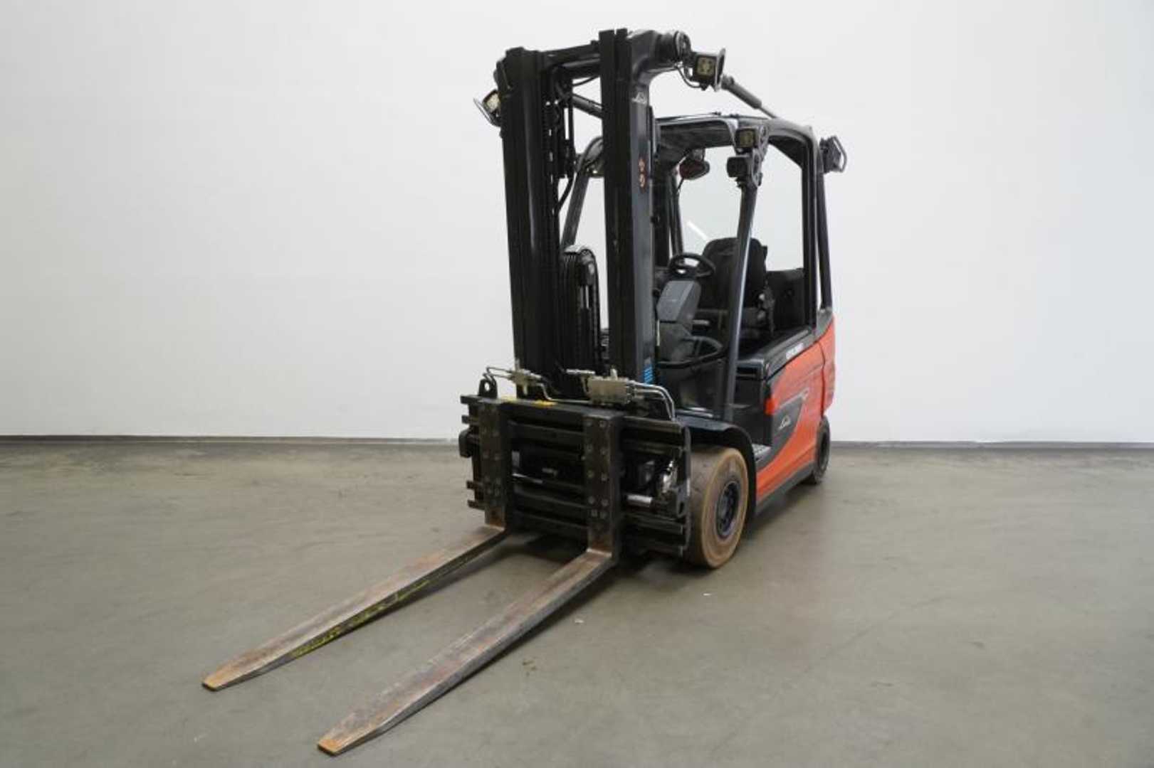 Használt targonca LINDE E 25 1252 ELEKTRO VIERRADFRONTSTAPLER (13043448)
