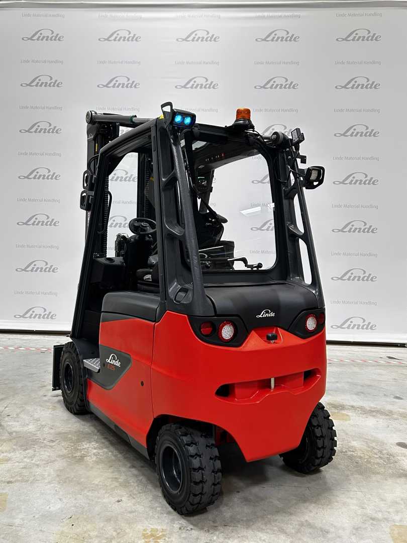 Használt targonca LINDE E 25/600 H : 2,5t ELEKTRO VIERRADFRONTSTAPLER (13069122)