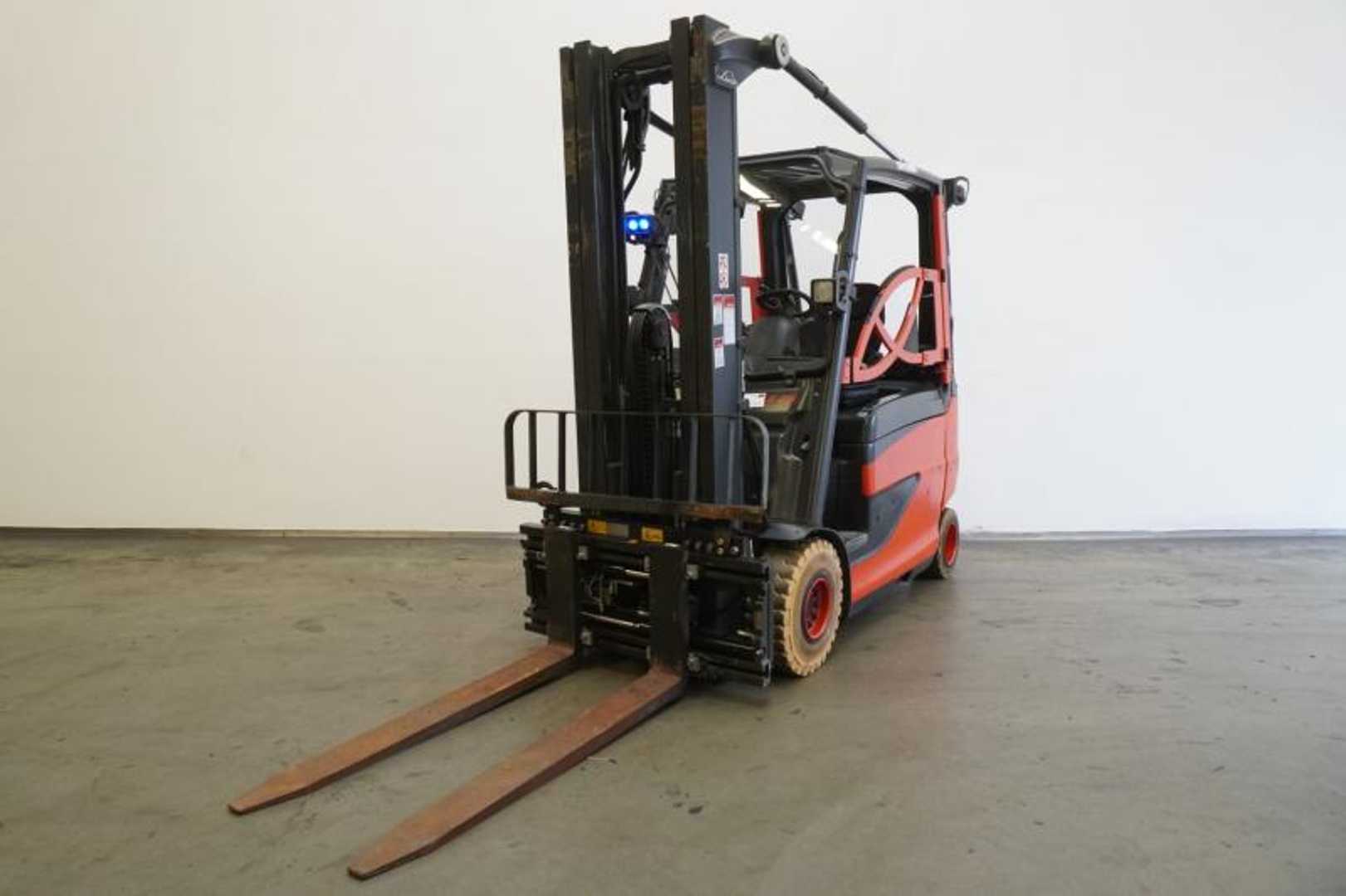Használt targonca LINDE E 25/600 HL 387 ELEKTRO VIERRADFRONTSTAPLER (13074022)