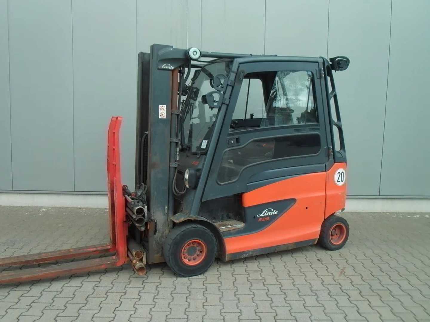Használt targonca LINDE E 25 / 600 HL ELEKTRO VIERRADFRONTSTAPLER (13065487)