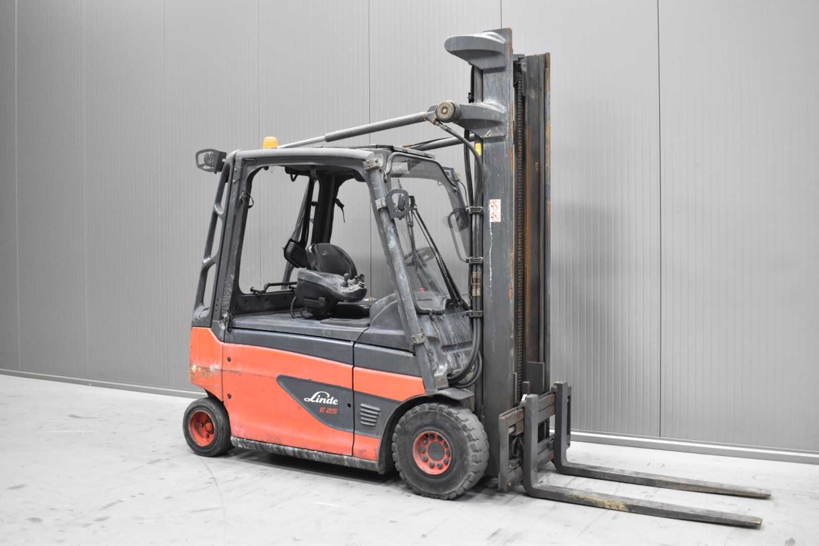 Használt targonca LINDE E 25 L - 01 /58846/ ELEKTRO VIERRADFRONTSTAPLER (13066187)