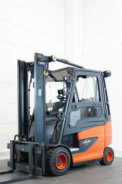 Használt targonca LINDE E 30/600 H 387 ELEKTRO VIERRADFRONTSTAPLER (13049629) backdrop