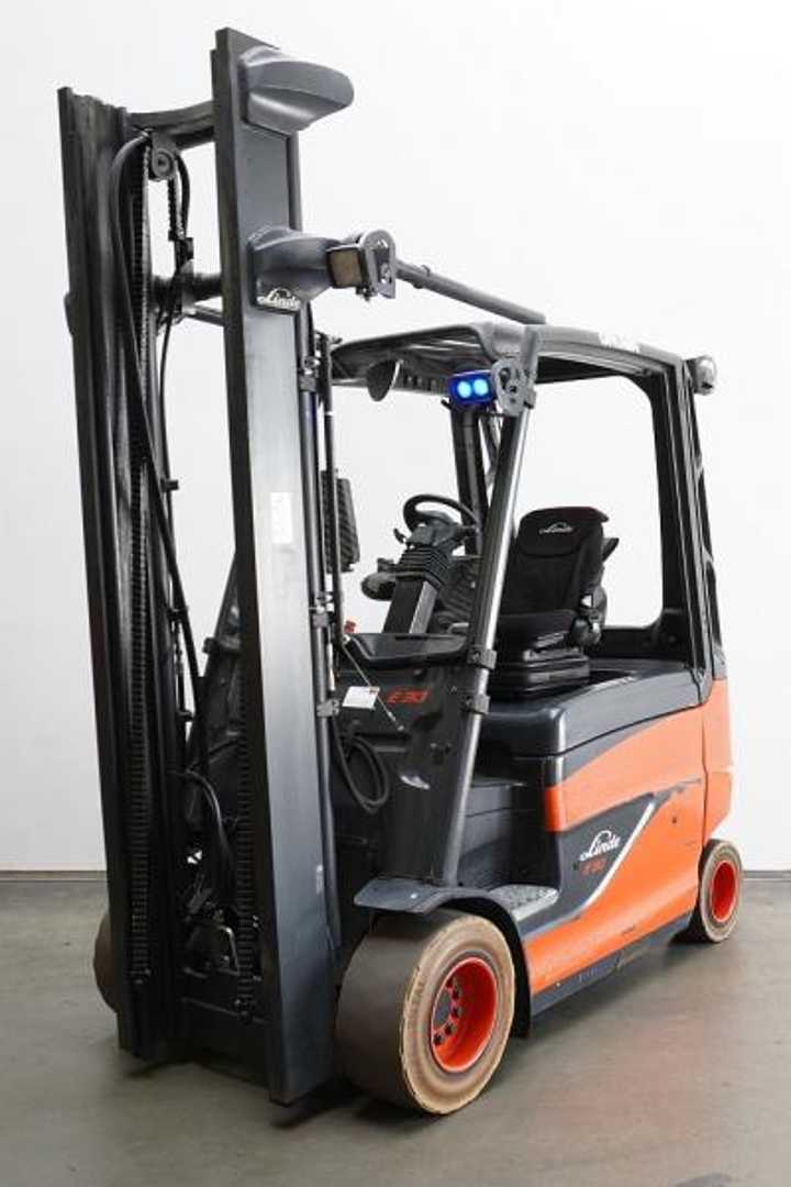 Használt targonca LINDE E 30/600 HL 387 ELEKTRO VIERRADFRONTSTAPLER (12891806)