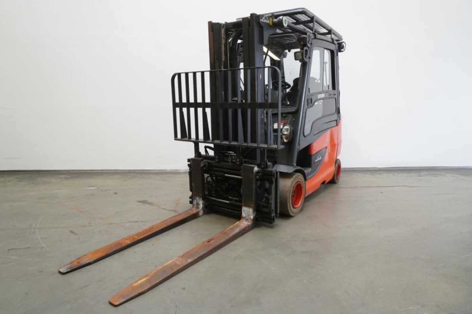 Használt targonca LINDE E 30/600 HL 387 ELEKTRO VIERRADFRONTSTAPLER (13034568)