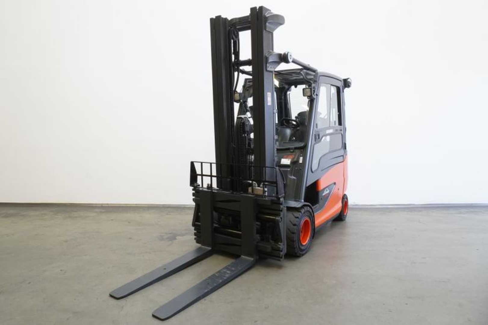 Használt targonca LINDE E 30/600 HL 387 ELEKTRO VIERRADFRONTSTAPLER (13075521)
