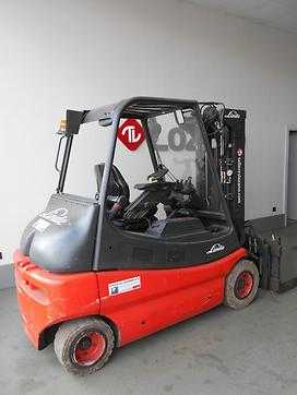 Használt targonca LINDE E-30 ELEKTRO VIERRADFRONTSTAPLER (12261456)