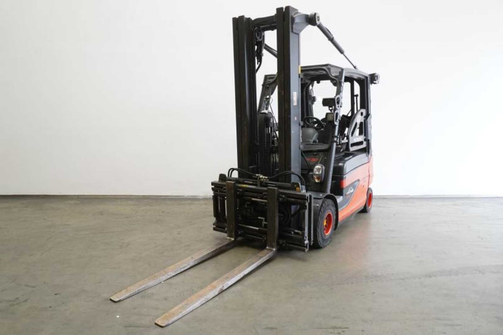 Használt targonca LINDE E 30 L 387 ELEKTRO VIERRADFRONTSTAPLER (13053756)