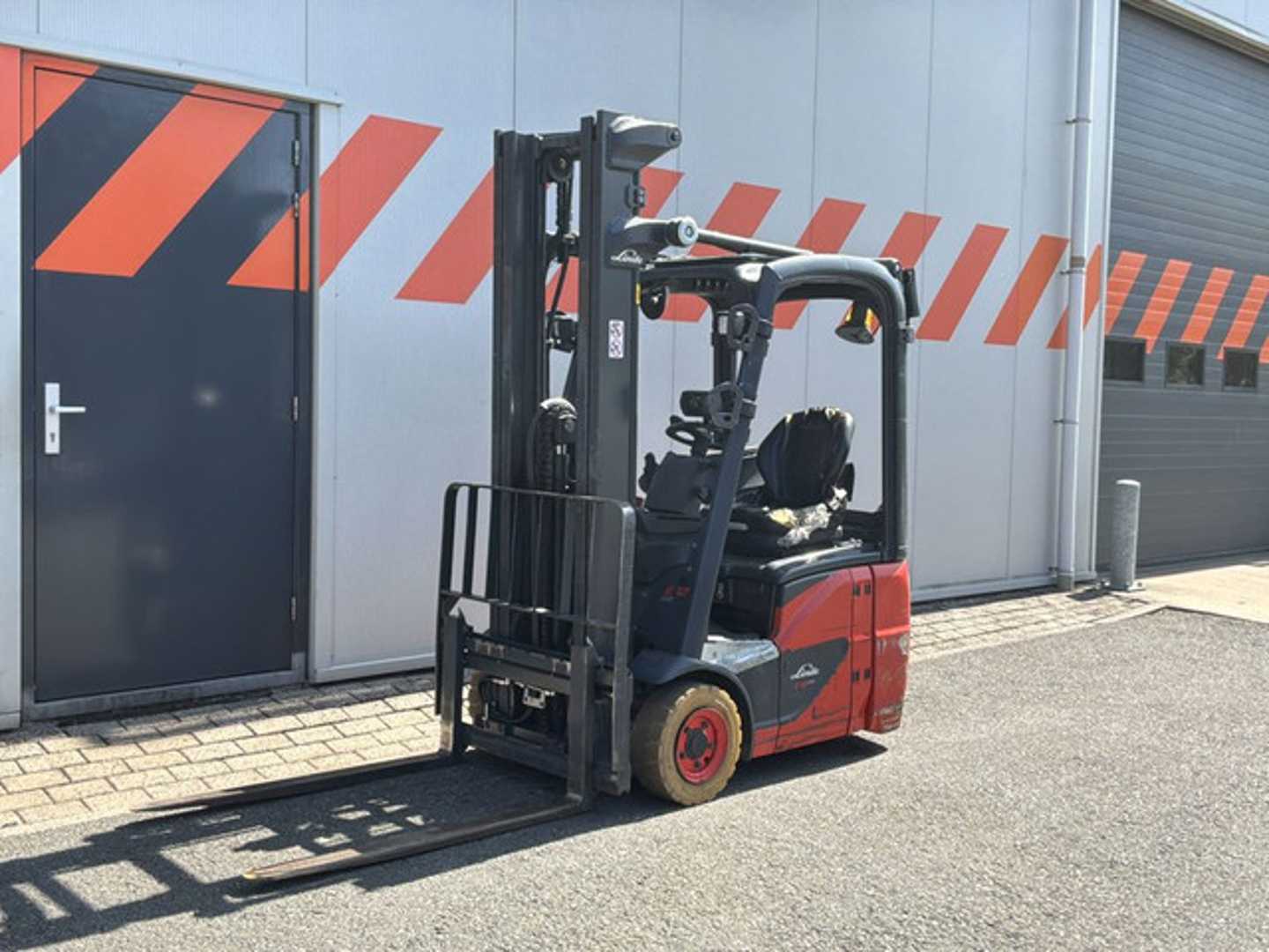 Használt targonca LINDE E12-02 ELEKTRO DREIRADFRONTSTAPLER (13064490)