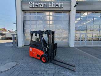 Használt targonca LINDE E14 - 01 / Triplex: 4.10m! / SS / nur 1.003h! ELEKTRO VIERRADFRONTSTAPLER (13024692) backdrop