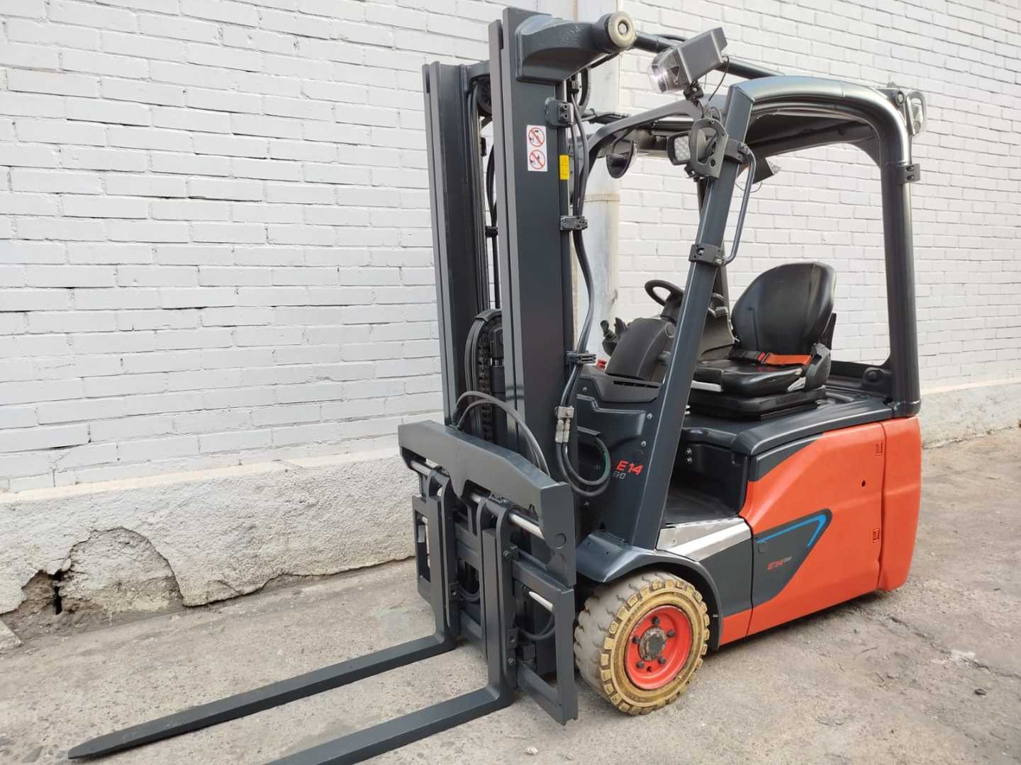 Használt targonca LINDE E14-02 EVO Lit ELEKTRO DREIRADFRONTSTAPLER (13075211)