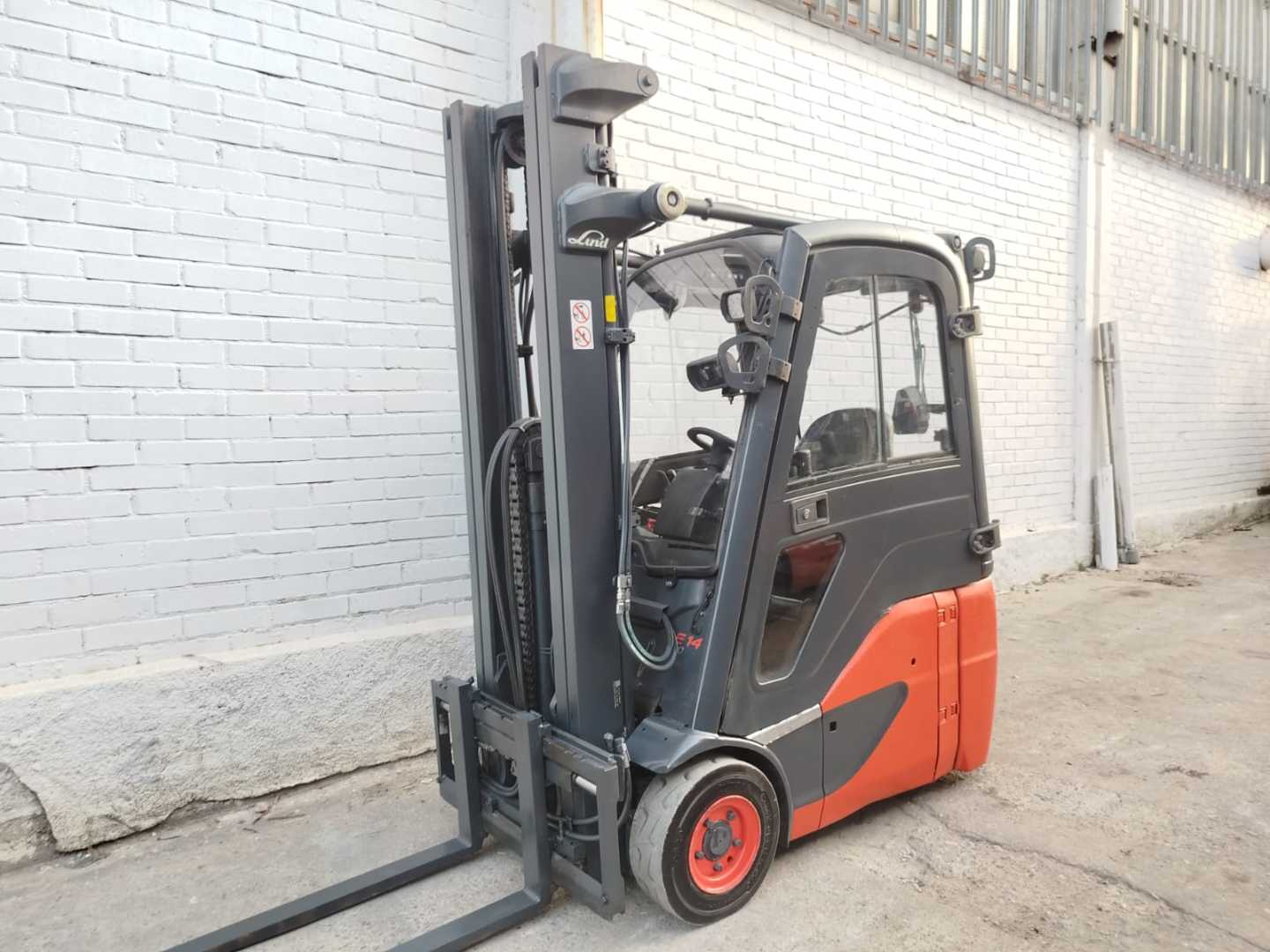 Használt targonca LINDE E14 ELEKTRO DREIRADFRONTSTAPLER (13067320)