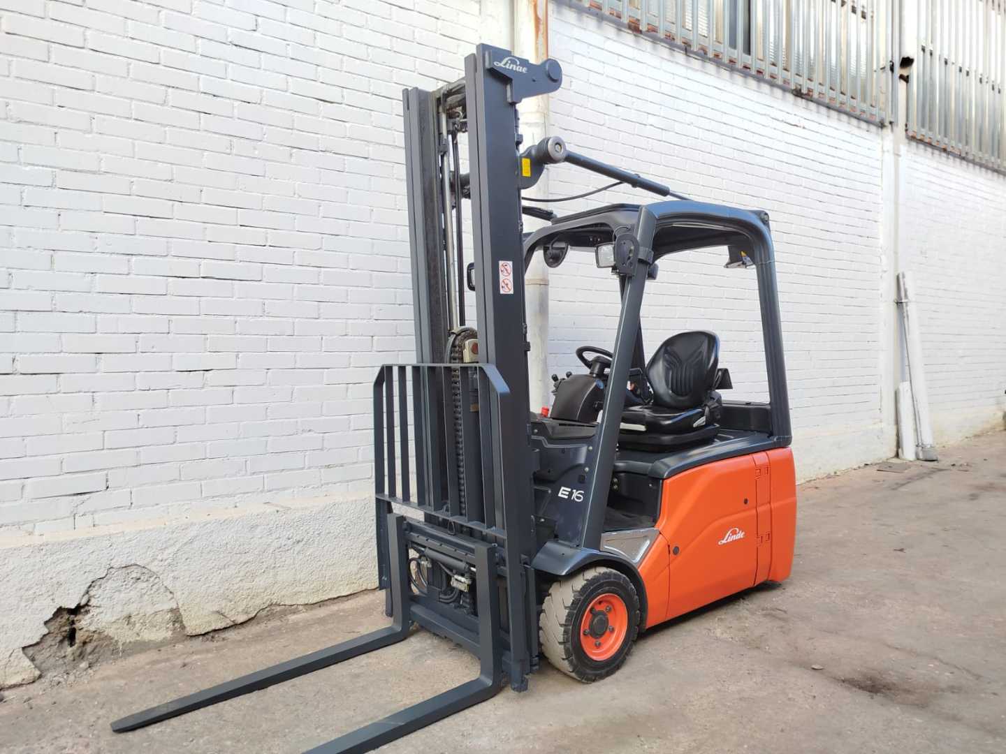 Használt targonca LINDE E16-01 ELEKTRO DREIRADFRONTSTAPLER (13067347)
