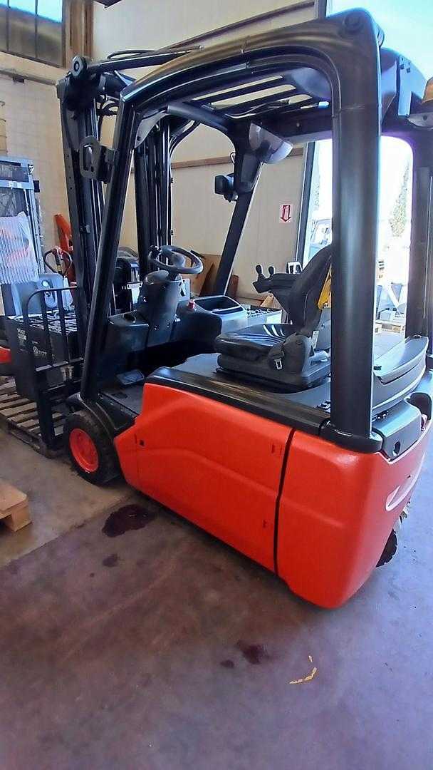 Használt targonca LINDE E16C-00 ELEKTRO DREIRADFRONTSTAPLER (13010373)