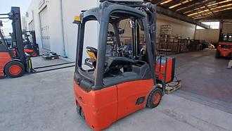Használt targonca LINDE E16C-02 ELEKTRO DREIRADFRONTSTAPLER (13017014)