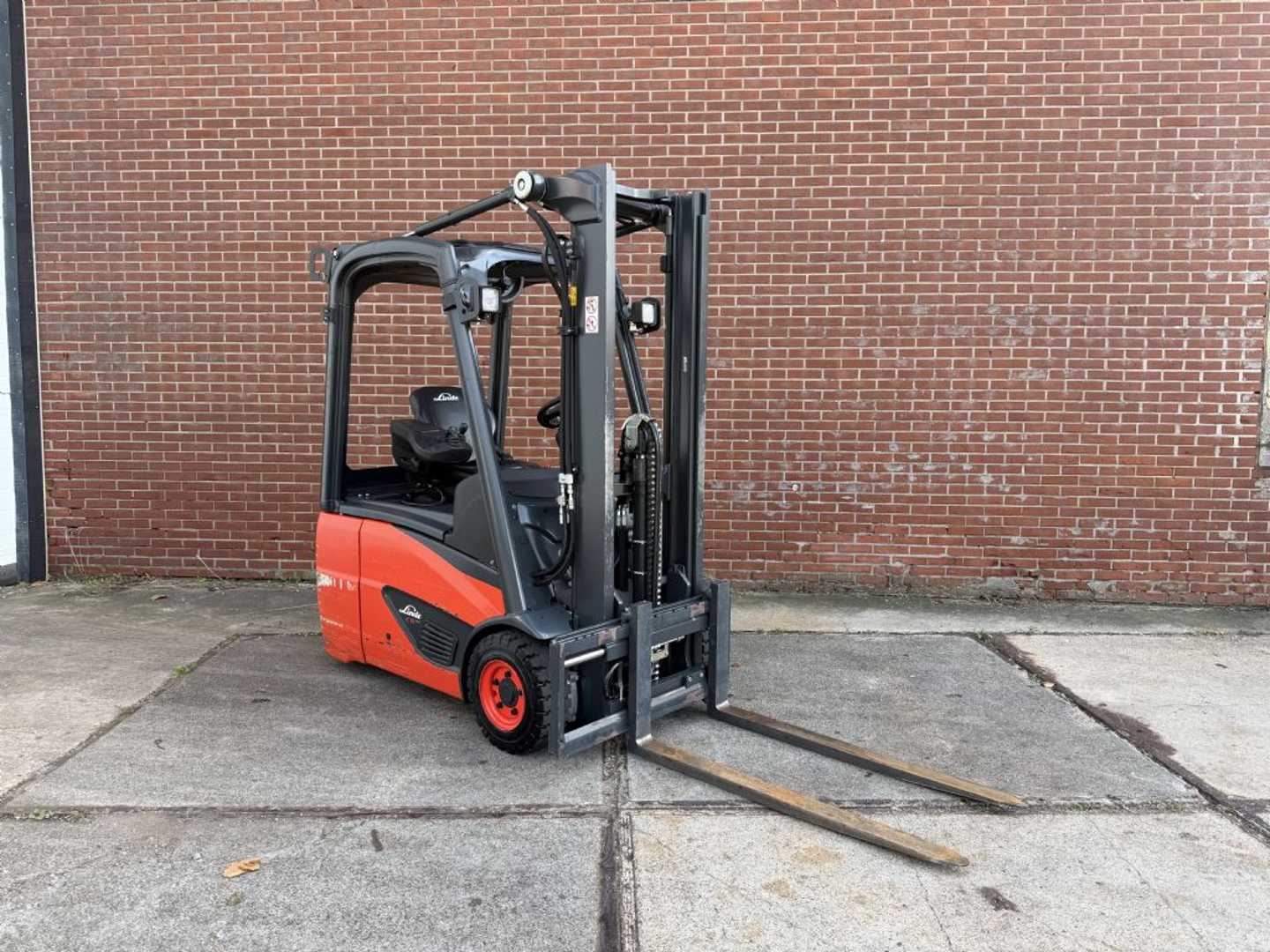 Használt targonca LINDE E16C-02 ELEKTRO DREIRADFRONTSTAPLER (13074241)