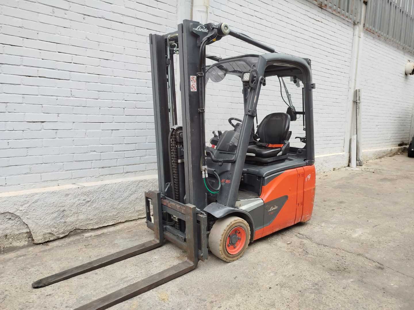 Használt targonca LINDE E16C-02 EVO ELEKTRO DREIRADFRONTSTAPLER (13067288)