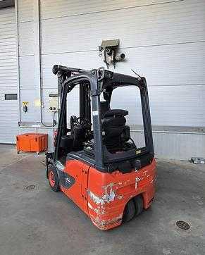 Használt targonca LINDE E16C - 386 ELEKTRO DREIRADFRONTSTAPLER (13069138)
