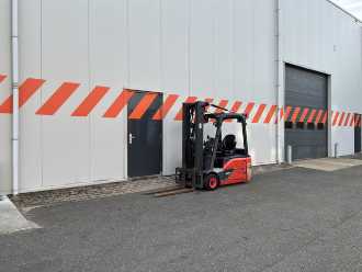 Használt targonca LINDE E16L-02 ELEKTRO DREIRADFRONTSTAPLER (13071560)