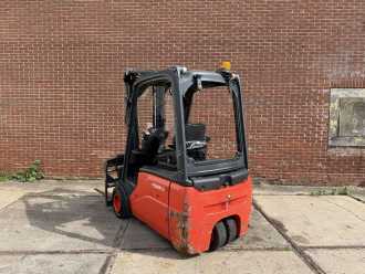 Használt targonca LINDE E18-01 ELEKTRO DREIRADFRONTSTAPLER (13058721)