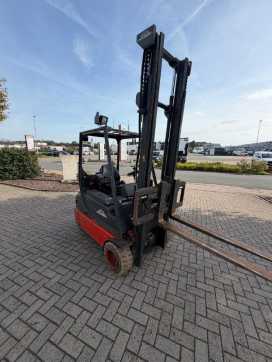 Használt targonca LINDE E18-02 ELEKTRO DREIRADFRONTSTAPLER (13072030)