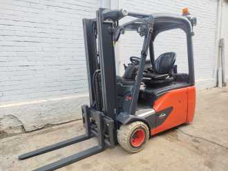 Használt targonca LINDE E18-02 EVO ELEKTRO DREIRADFRONTSTAPLER (13074000) backdrop