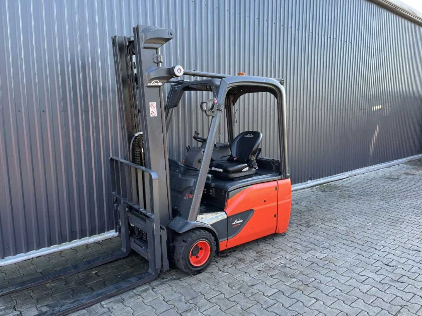 Használt targonca LINDE E18-02 GAS VIERRADFRONTSTAPLER (13075960)