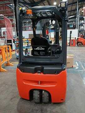 Használt targonca LINDE E18L ELEKTRO DREIRADFRONTSTAPLER (12993568)