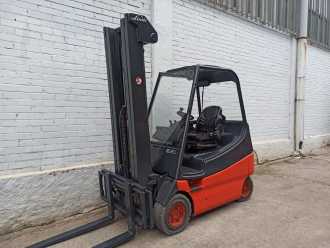Használt targonca LINDE E20/600 ELEKTRO VIERRADFRONTSTAPLER (13040249) backdrop