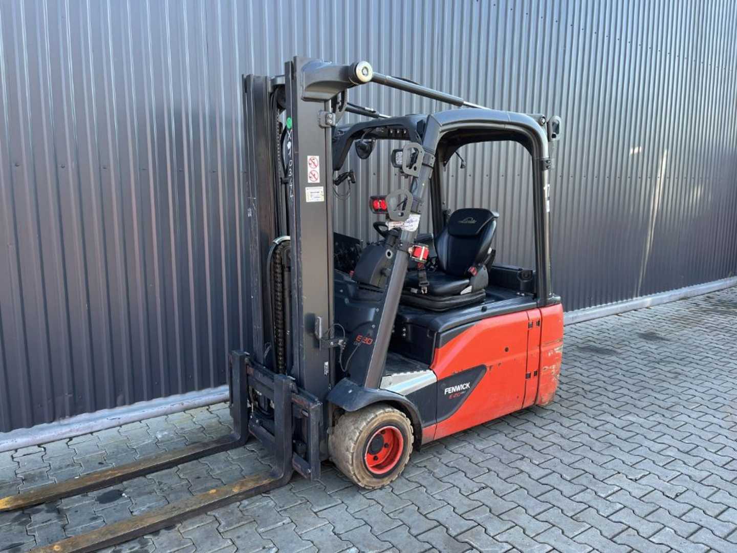 Használt targonca LINDE E20L-02 ELEKTRO DREIRADFRONTSTAPLER (13075445)