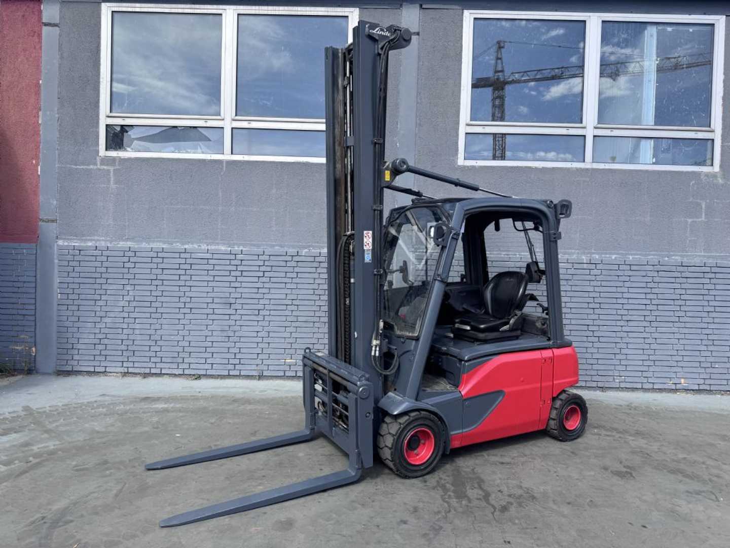 Használt targonca LINDE E20PL-02 Baujahr 2016 / Stunden 6919 HH 6,96 ELEKTRO VIERRADFRONTSTAPLER (13066320)