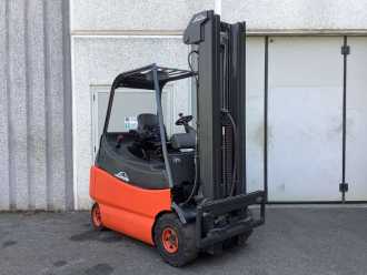Használt targonca LINDE E25/600-02 ELEKTRO VIERRADFRONTSTAPLER (13054738) backdrop