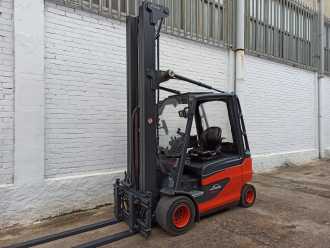 Használt targonca LINDE E25 ELEKTRO VIERRADFRONTSTAPLER (13067306) backdrop