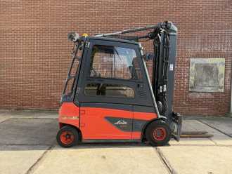 Használt targonca LINDE E25L-01 ELEKTRO VIERRADFRONTSTAPLER (13071748)