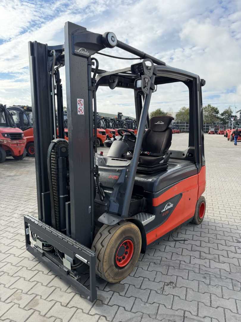 Használt targonca LINDE E25L-01 ELEKTRO VIERRADFRONTSTAPLER (13075627)