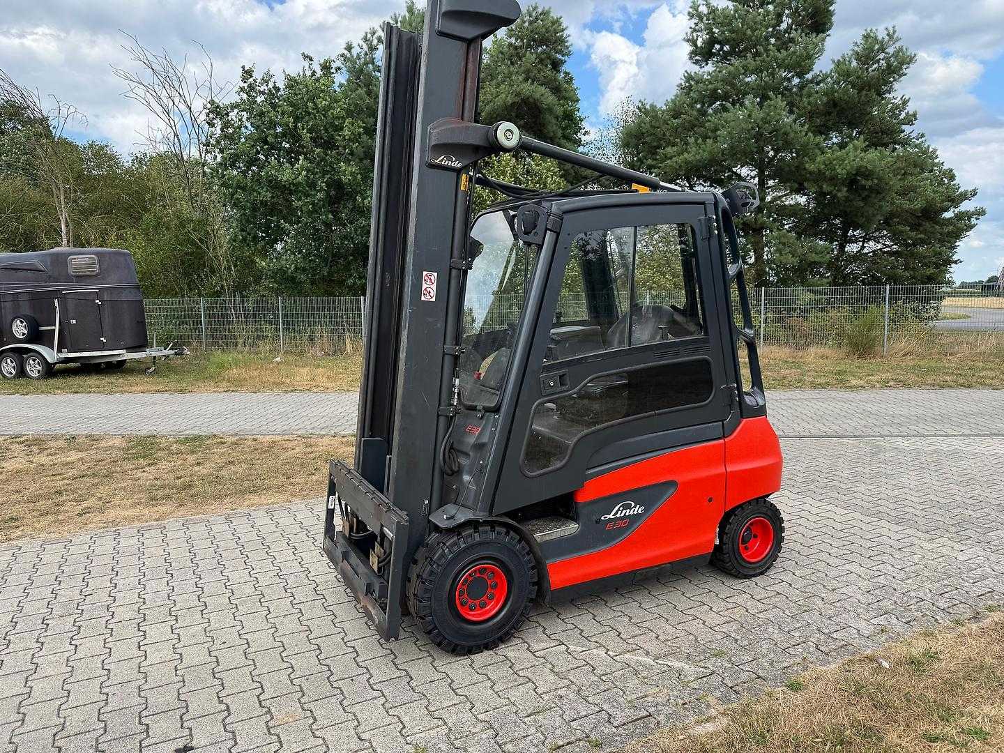 Használt targonca LINDE E30-01 Batterie neu ELEKTRO VIERRADFRONTSTAPLER (13067267)