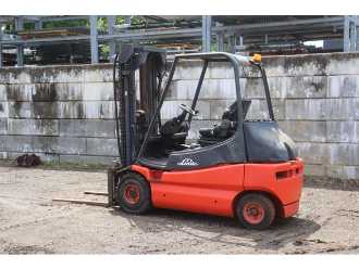 Használt targonca LINDE E30-01 ELEKTRO VIERRADFRONTSTAPLER (13047552)