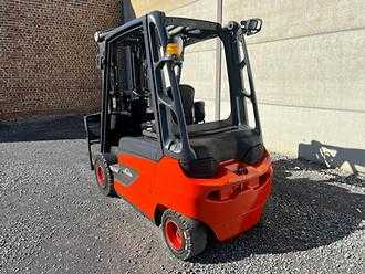 Használt targonca LINDE E30-01 ELEKTRO VIERRADFRONTSTAPLER (13072936)