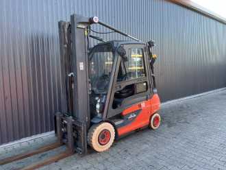 Használt targonca LINDE E30-01 ELEKTRO VIERRADFRONTSTAPLER (13074204) backdrop
