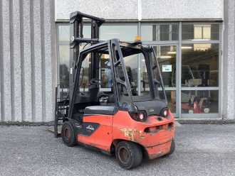 Használt targonca LINDE E30-01 ELEKTRO VIERRADFRONTSTAPLER (13076936)