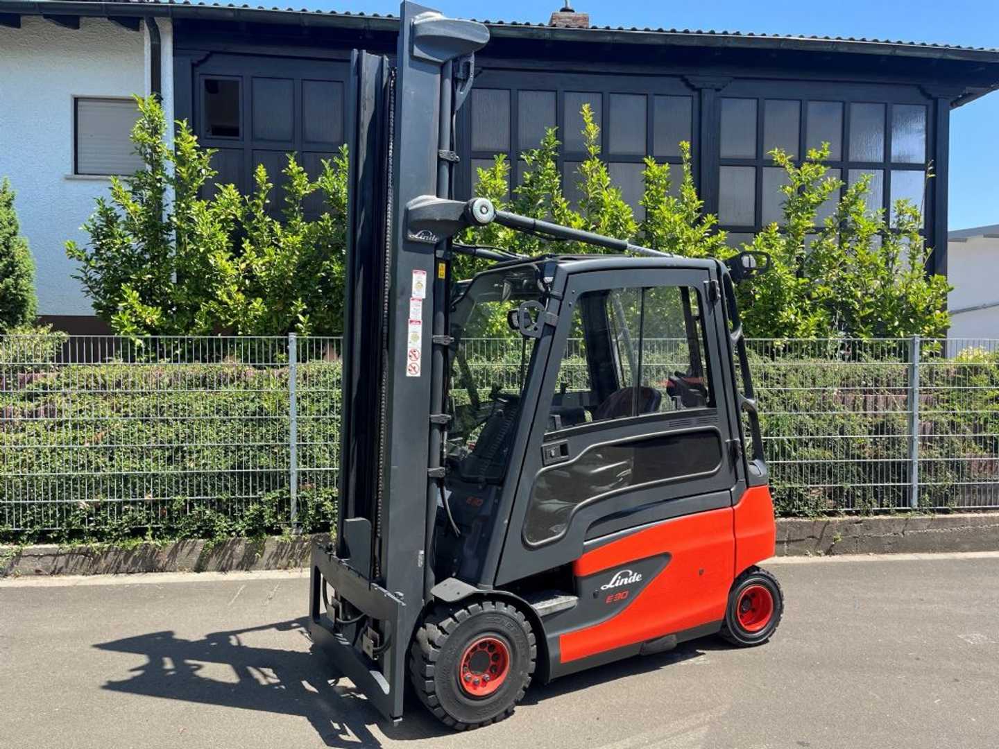 Használt targonca LINDE E30 ELEKTRO VIERRADFRONTSTAPLER (13055870)