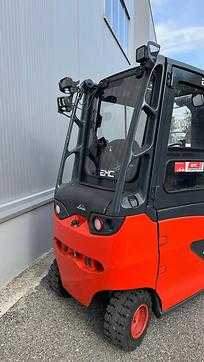 Használt targonca LINDE E30HL-01/600 ELEKTRO VIERRADFRONTSTAPLER (13006166)