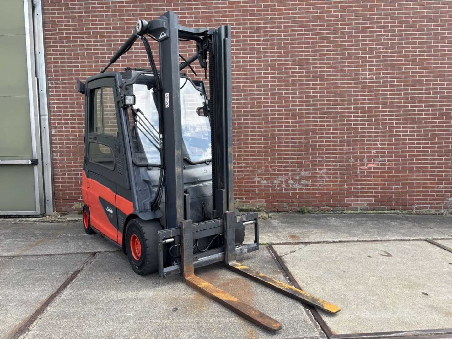 Használt targonca LINDE E30L-01 ELEKTRO VIERRADFRONTSTAPLER (13014024)