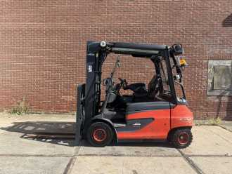 Használt targonca LINDE E30R-01 ELEKTRO VIERRADFRONTSTAPLER (13062178)