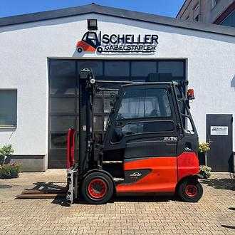 Használt targonca LINDE E45 ELEKTRO VIERRADFRONTSTAPLER (13061527) backdrop