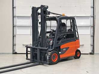 Használt targonca LINDE E50HL-01/600 ELEKTRO VIERRADFRONTSTAPLER (13050452) backdrop