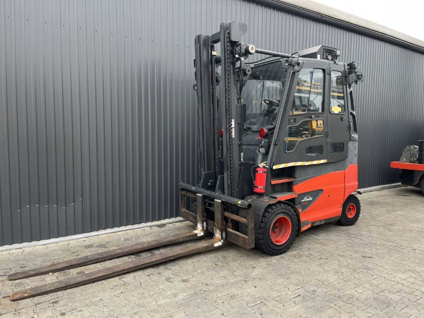 Használt targonca LINDE E50HL-01 ELEKTRO VIERRADFRONTSTAPLER (13068297)