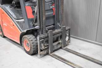 Használt targonca LINDE H 14 T - 01 /58998/ GAS VIERRADFRONTSTAPLER (13072575)