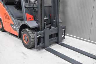 Használt targonca LINDE H 25 T - 02 /58489/ GAS VIERRADFRONTSTAPLER (13064592)