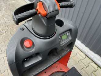 Használt targonca LINDE P30 ELEKTRO SCHLEPPER (13068806)